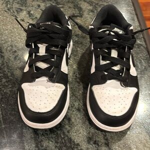 Nike kids low dunk size 1